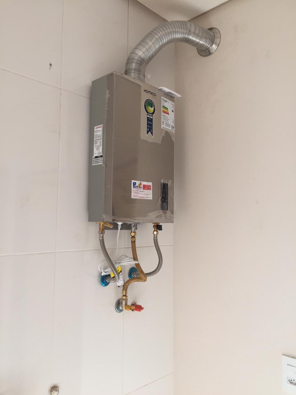 Aquecedor a gás instalado em área de serviço