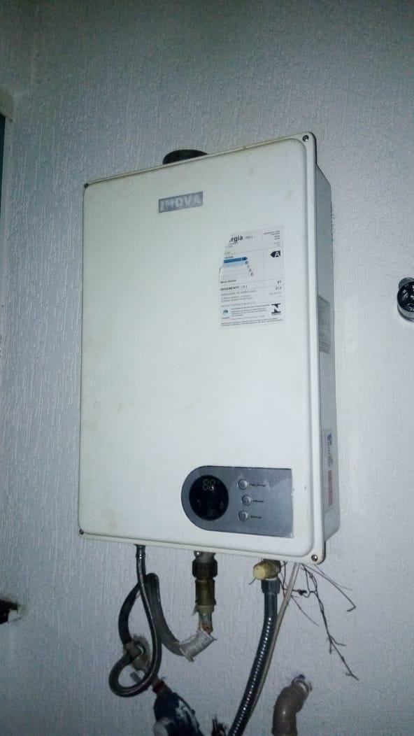 Aquecedor a gás instalado com chaminé