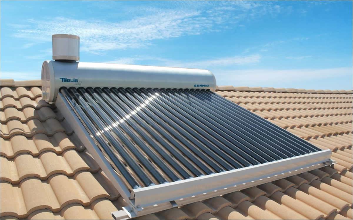 Aquecedor solar instalado em telhado