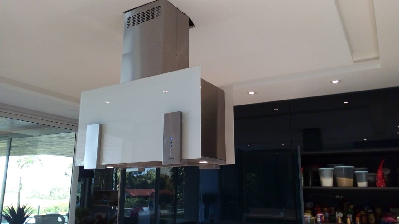 Cozinha com cooktop de indução e coifa